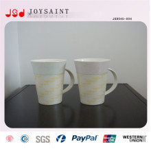 Taza de porcelana en forma de V con mango